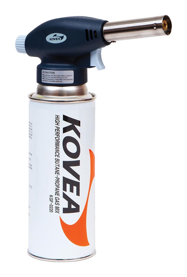 Газовый резак Kovea Fire Bird Torch крупным планом на столе